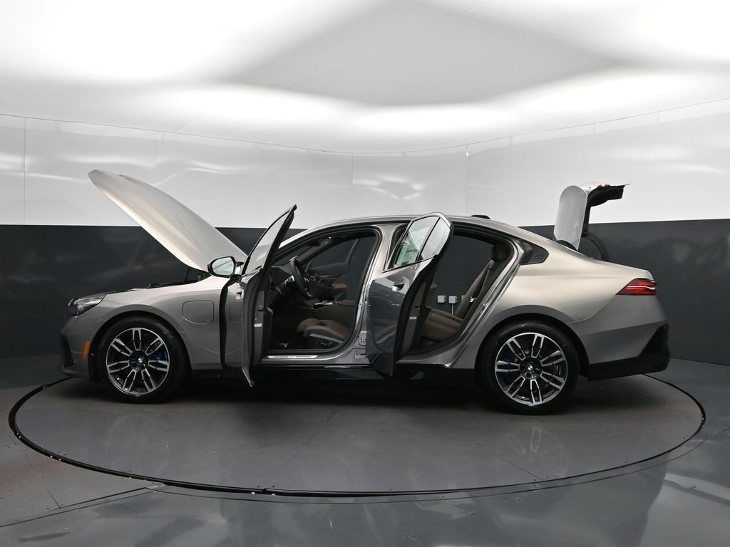 New 2027 BMW 550e xDrive w/ Premium Package AWD/4WD image 46