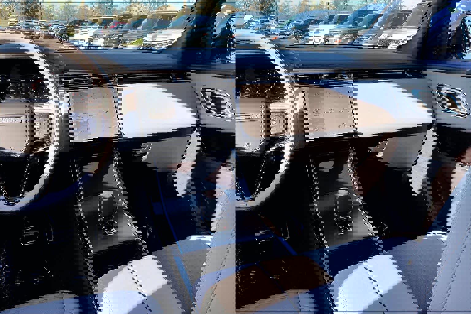 New 2026 Land Rover Range Rover Velar Dynamic SE image 9