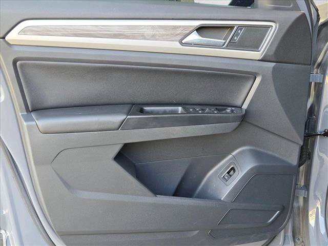 Used 2020 Volkswagen Atlas Cross Sport SE w/ Panoramic Sunroof Package FWD image 10