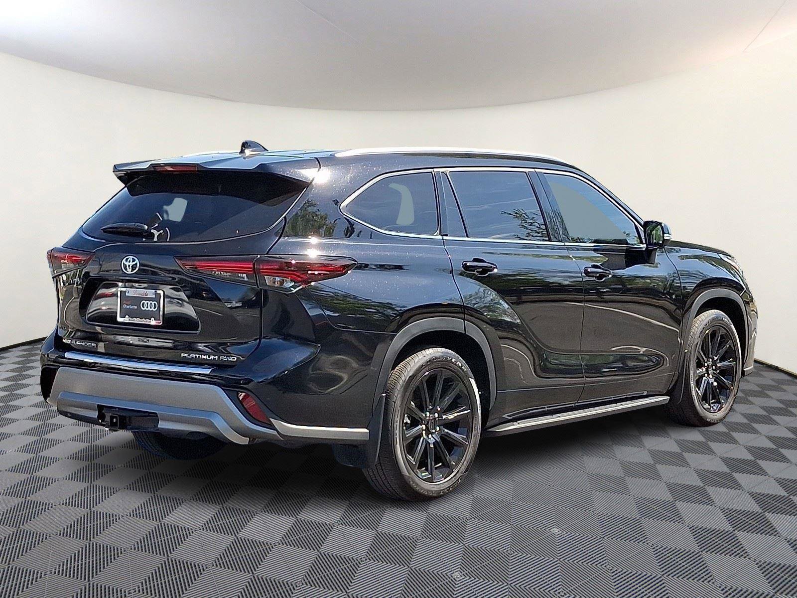 Used 2025 Toyota Highlander Platinum image 6