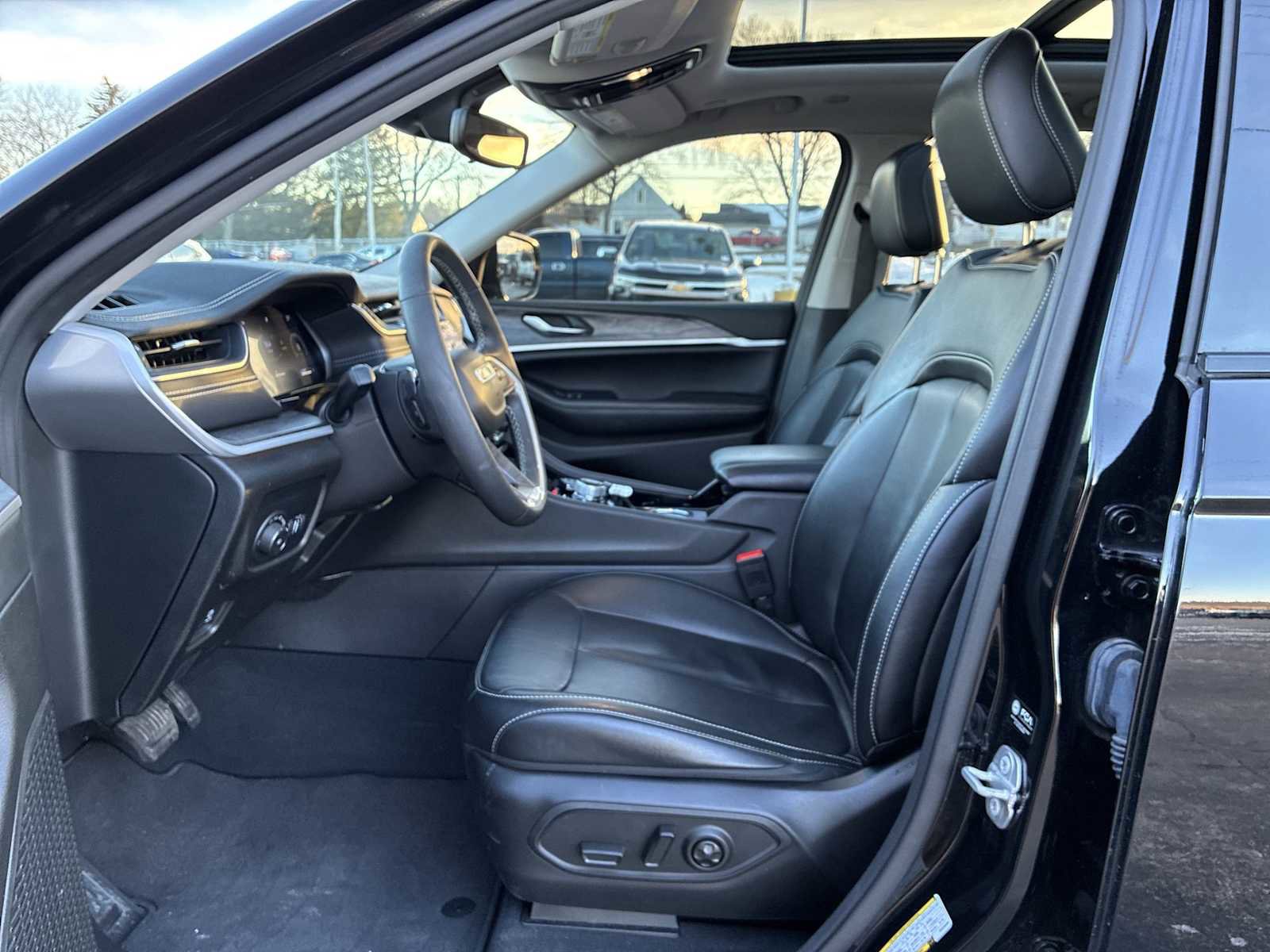 Used 2023 Jeep Grand Cherokee Limited image 20