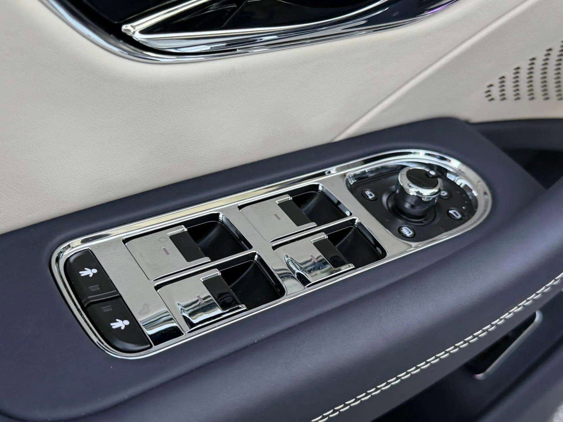 Used 2024 Bentley Flying Spur V8 image 25