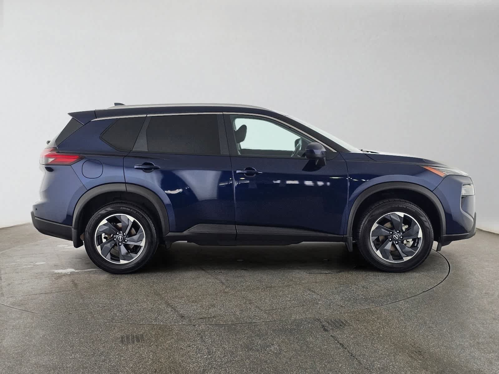 Used 2024 Nissan Rogue SV w/ SV Premium Package AWD/4WD image 2