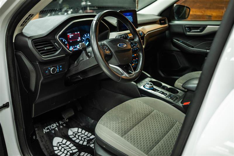 Used 2022 Ford Escape SE w/ SE Sport Appearance Package image 9