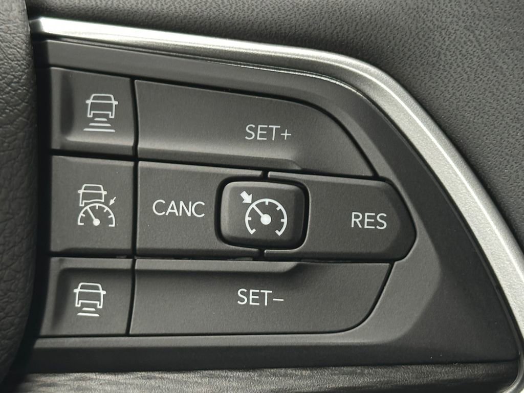 Used 2024 Jeep Grand Cherokee Laredo X image 19