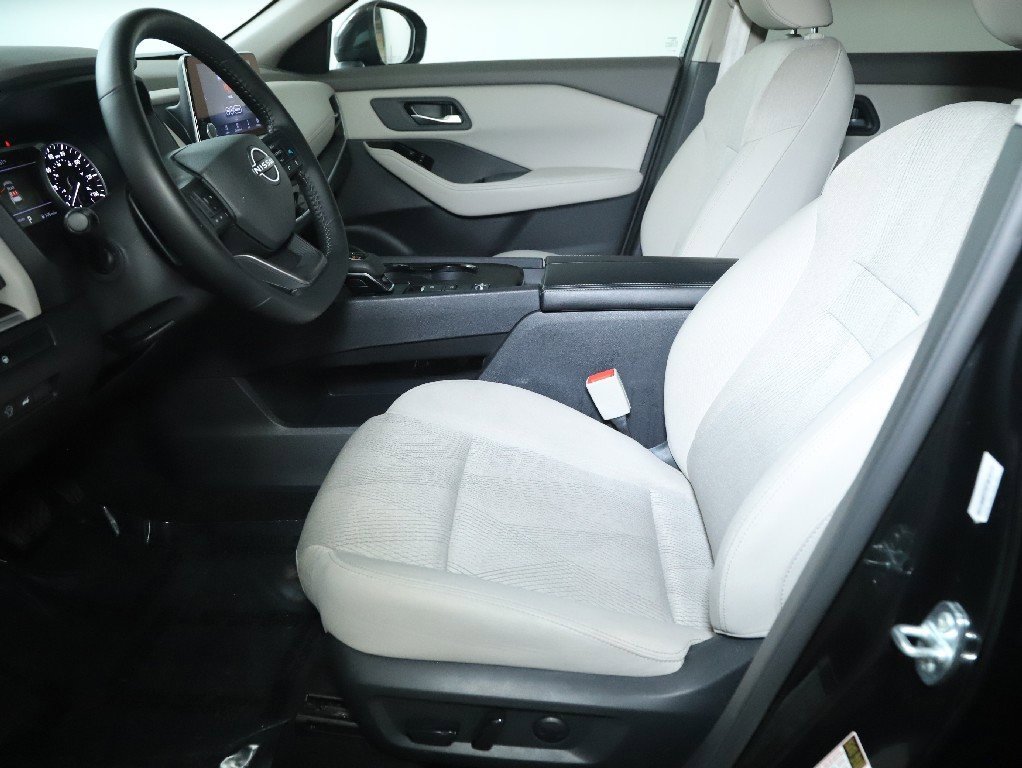 Certified 2025 Nissan Rogue SV image 18