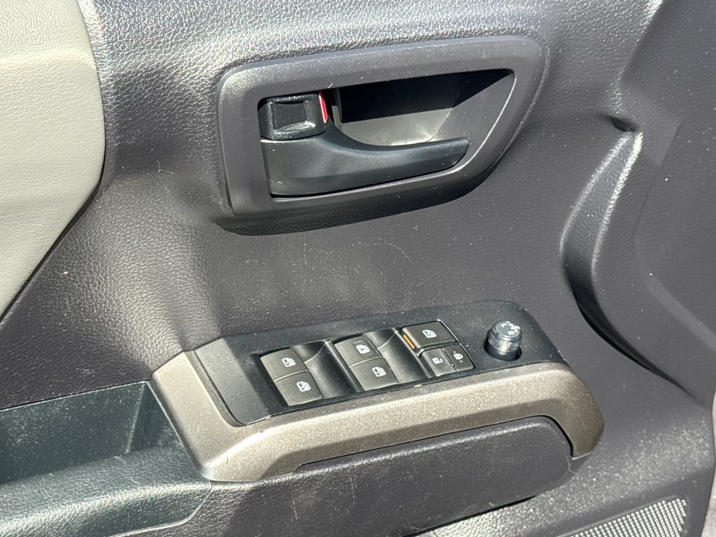 Used 2020 Toyota Tacoma SR5 RWD image 29