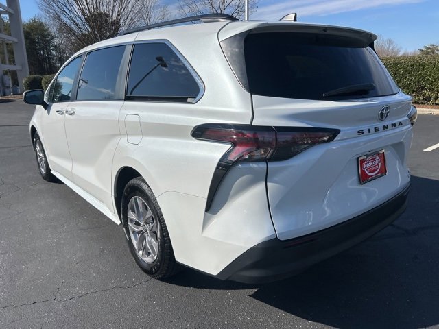 Used 2024 Toyota Sienna XLE image 9