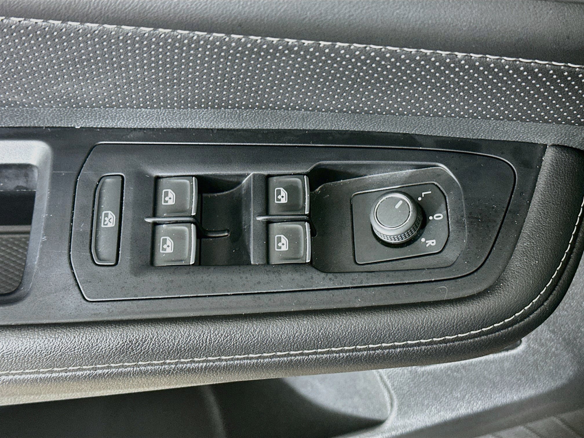 Used 2025 Volkswagen Atlas Cross Sport SE FWD image 15