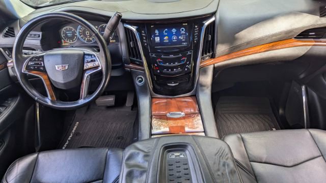 Used 2015 Cadillac Escalade Luxury image 24