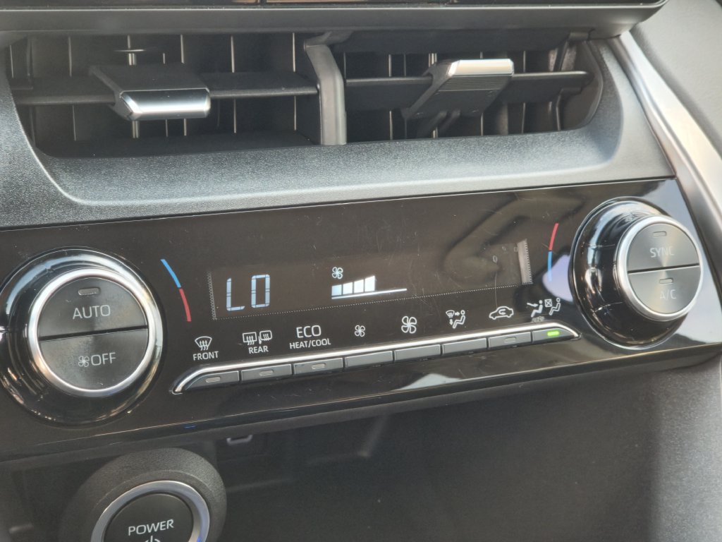 Used 2023 Toyota Venza LE AWD/4WD image 19