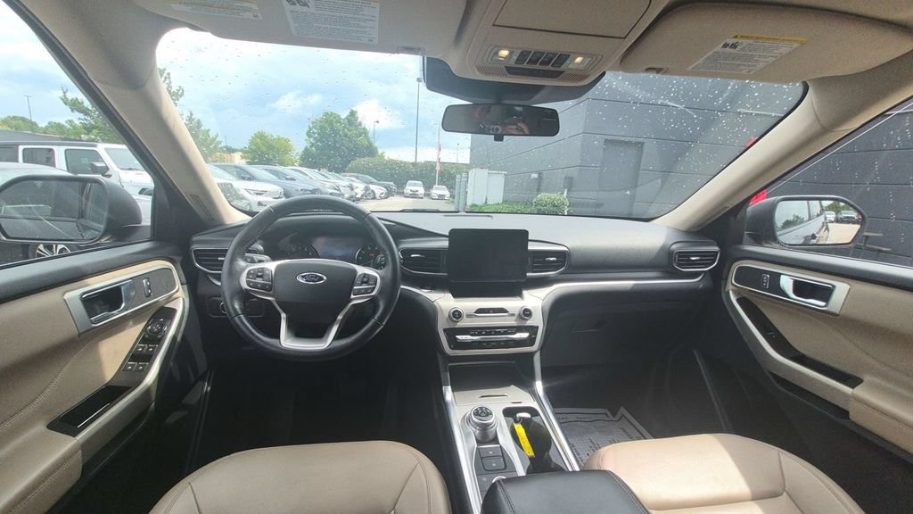 Used 2020 Ford Explorer XLT w/ Equipment Group 202A AWD/4WD image 3