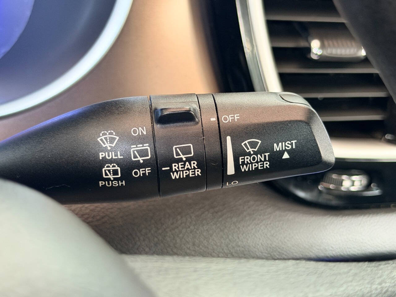 Used 2017 Chrysler Pacifica Touring FWD image 39