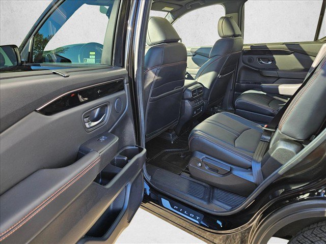 Used 2025 Honda Pilot TrailSport image 17