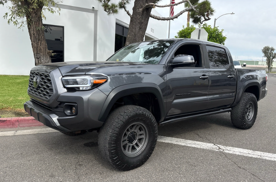 Used 2023 Toyota Tacoma TRD Off-Road AWD/4WD image 1