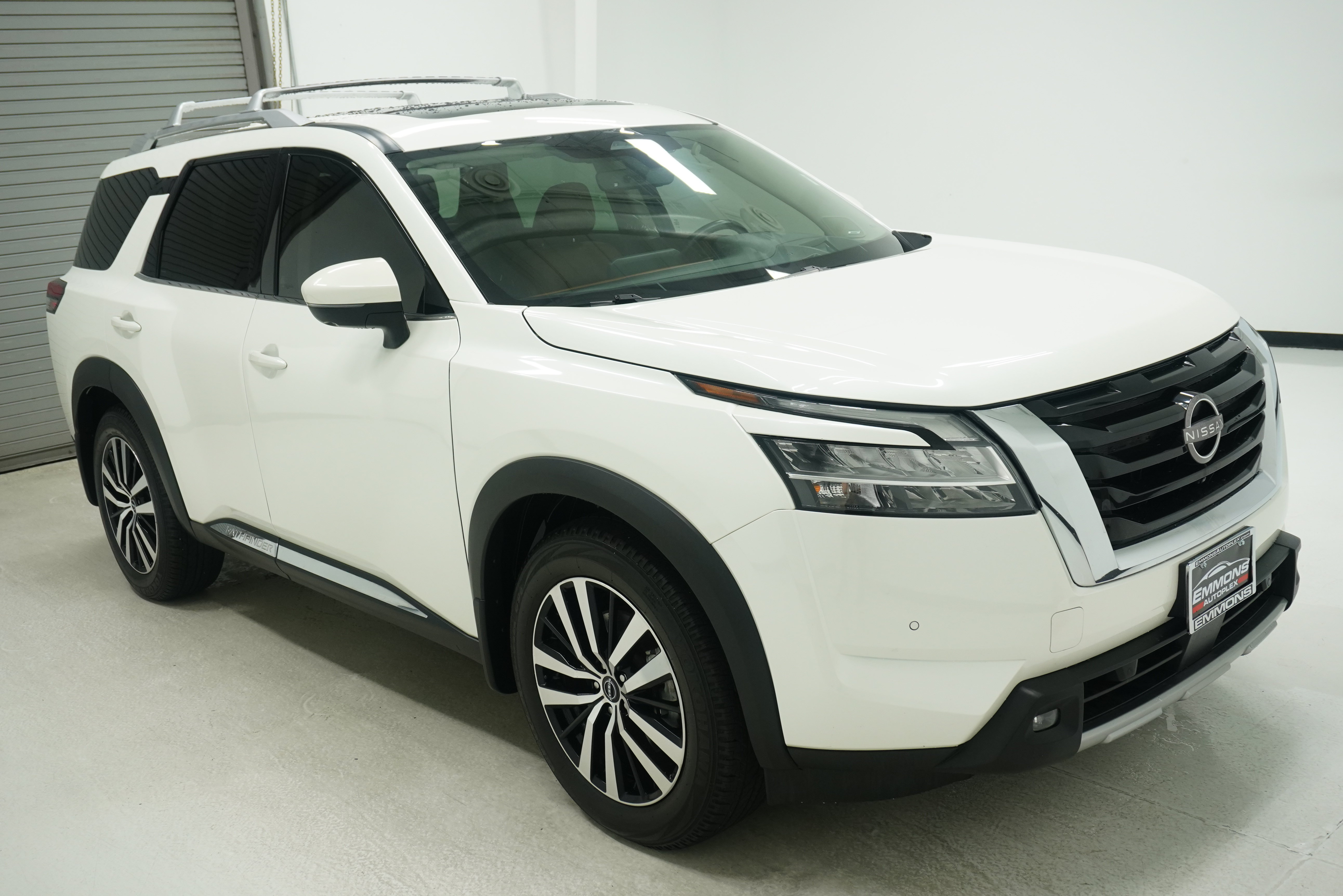 Used 2023 Nissan Pathfinder Platinum w/ Lighting Package (N93) FWD image 3