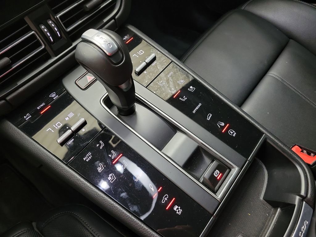 Used 2025 Porsche Macan image 30