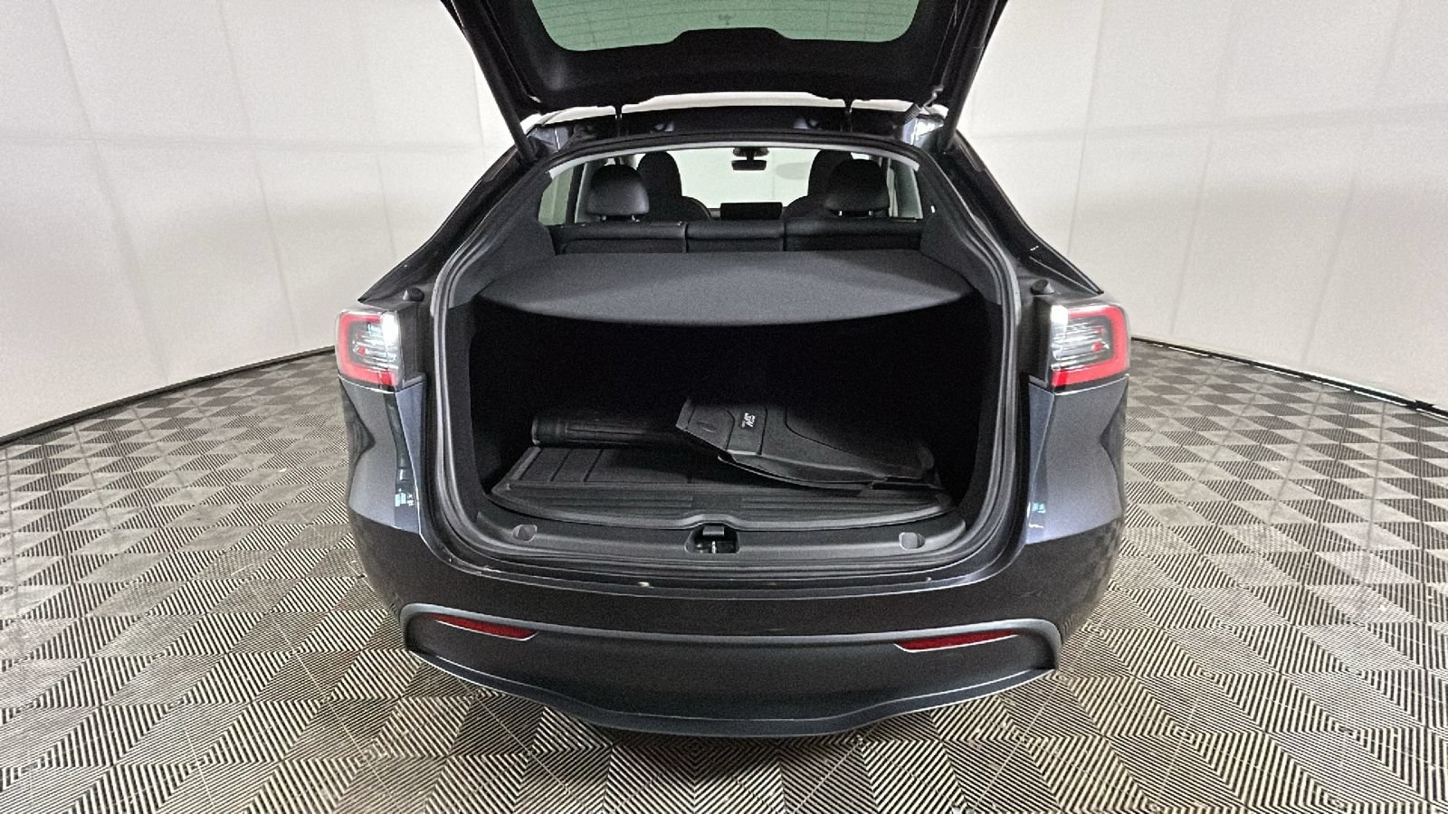 Used 2024 Tesla Model Y Long Range AWD/4WD image 28