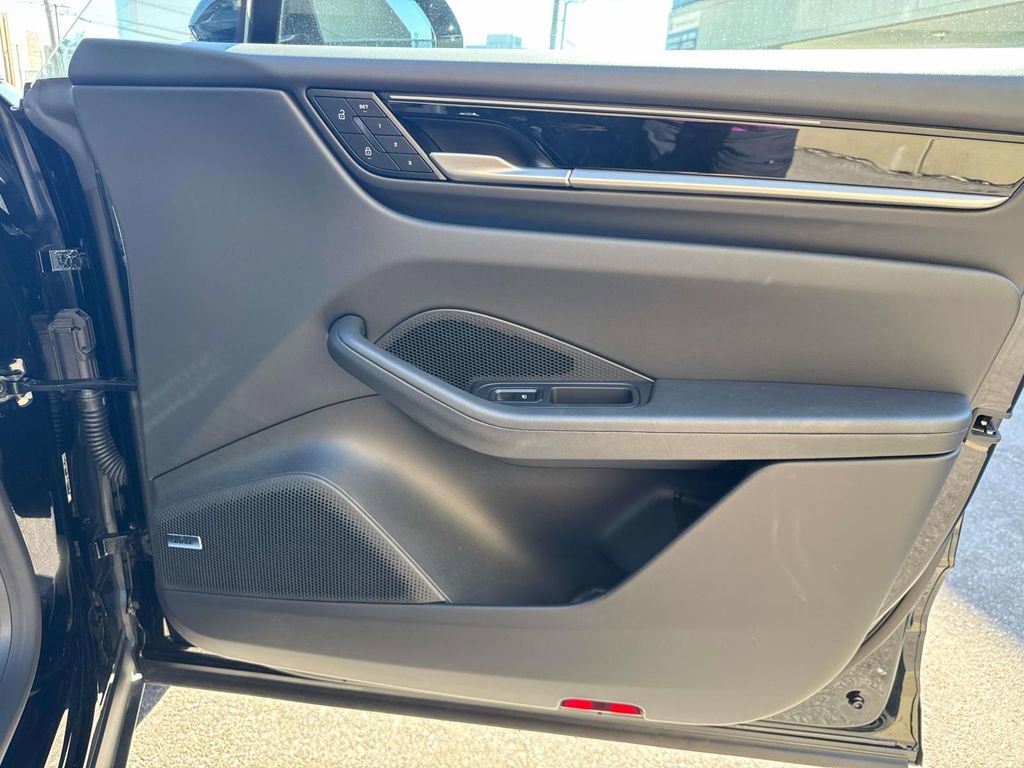 Certified 2025 Porsche Macan Electric image 19