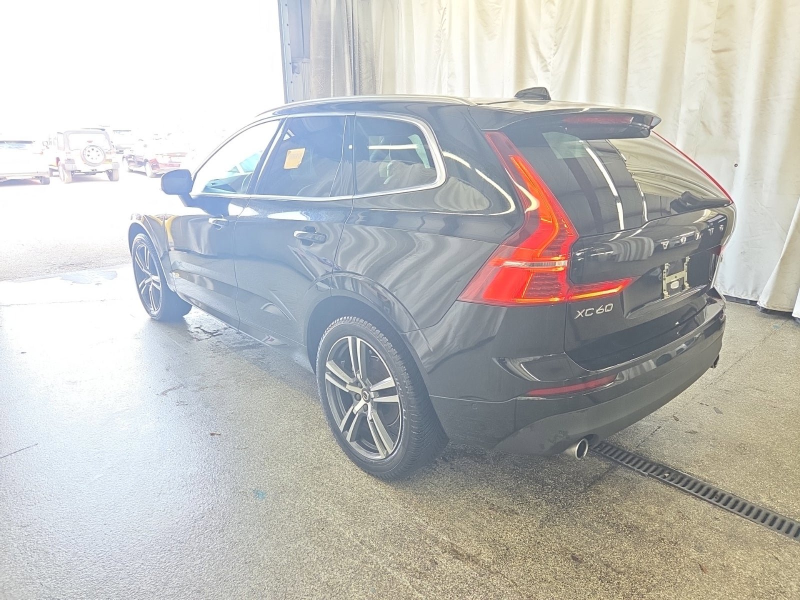 Used 2019 Volvo XC60 T5 Momentum w/ Premium Package image 2