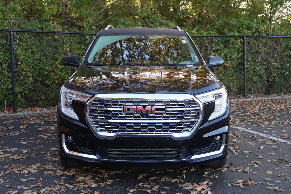 Used 2024 GMC Terrain Denali w/ Black Diamond Edition AWD/4WD image 2