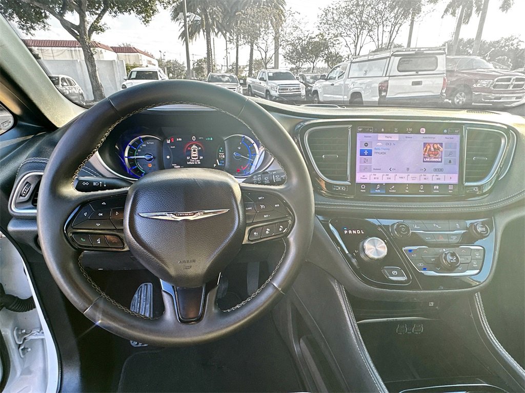 Used 2023 Chrysler Pacifica Limited w/ Uconnect Theater Family Group image 12