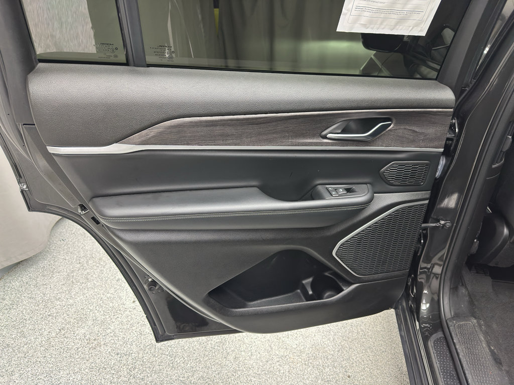 Used 2022 Jeep Grand Cherokee L Limited AWD/4WD image 8