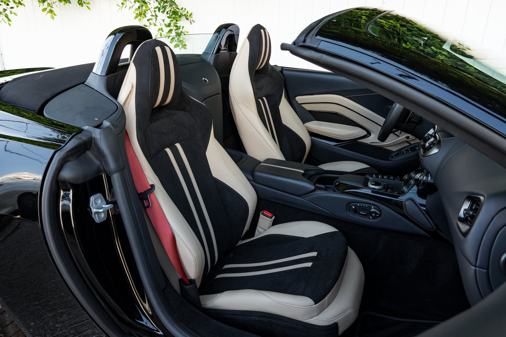 Used 2023 Aston Martin V8 Vantage Roadster RWD image 12