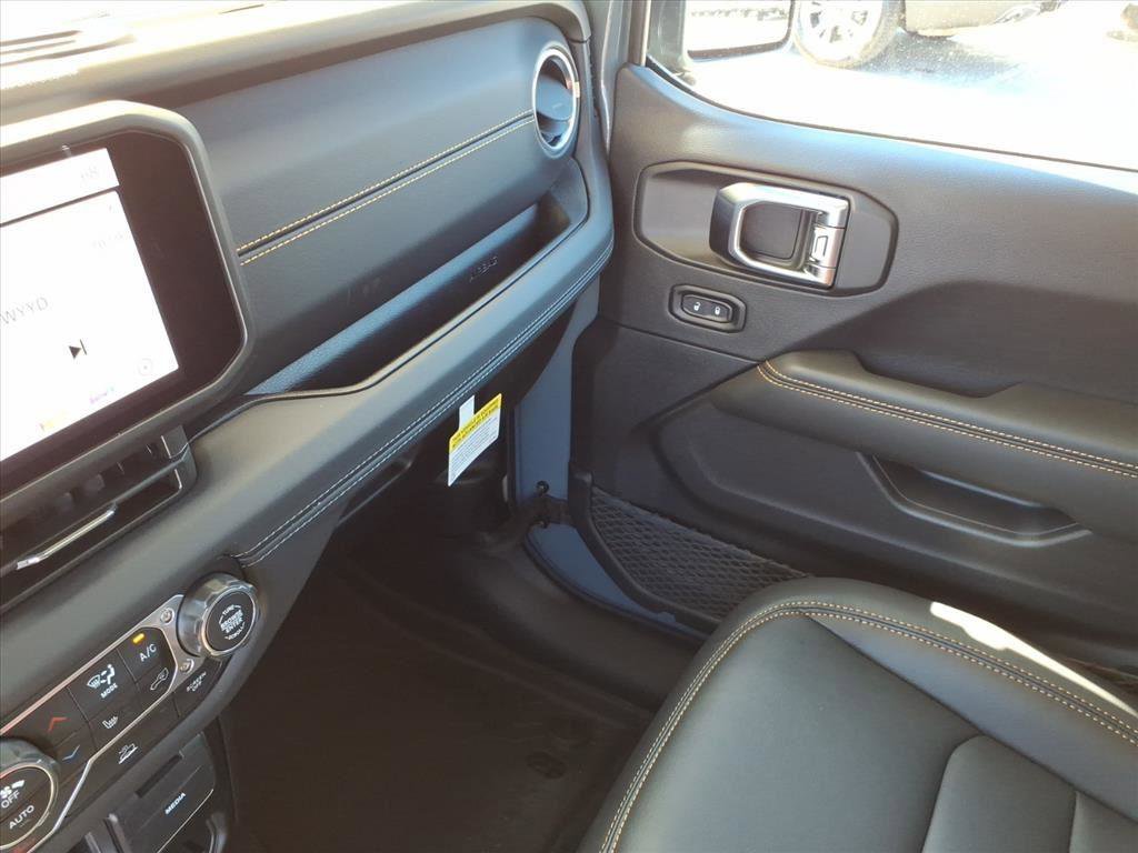 New 2025 Jeep Gladiator Sport image 17