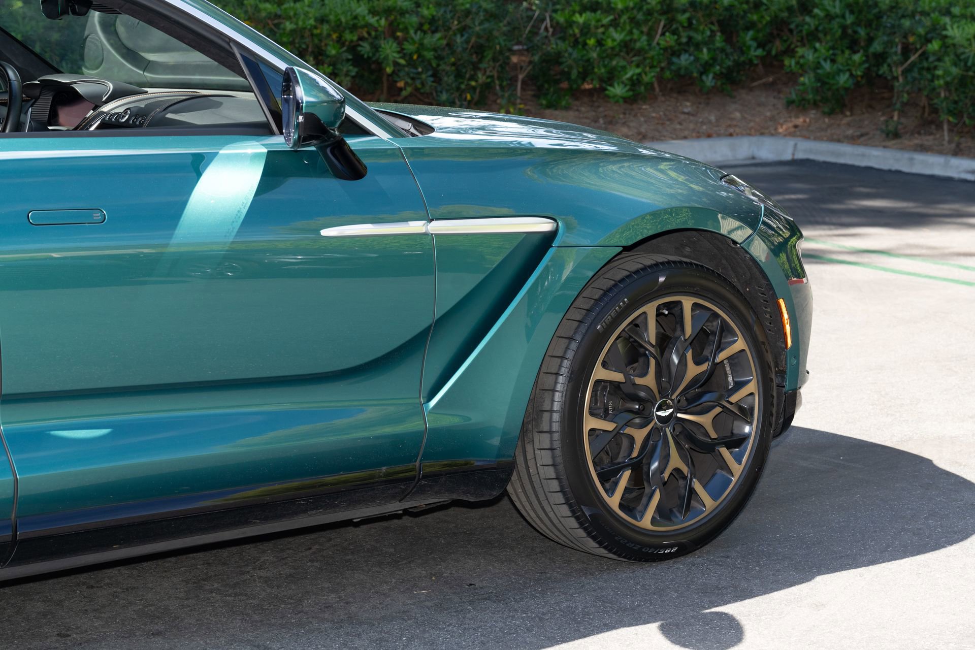 Used 2021 Aston Martin DBX AWD/4WD image 8