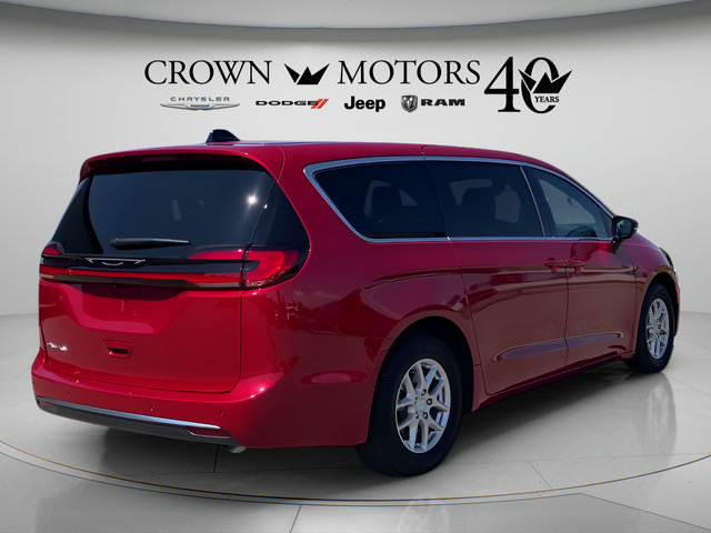 Used 2027 Chrysler Pacifica Select FWD image 5