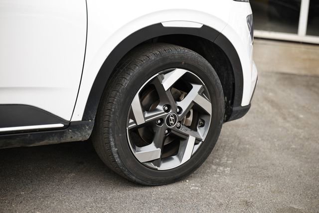 Used 2023 Hyundai Venue Limited image 5