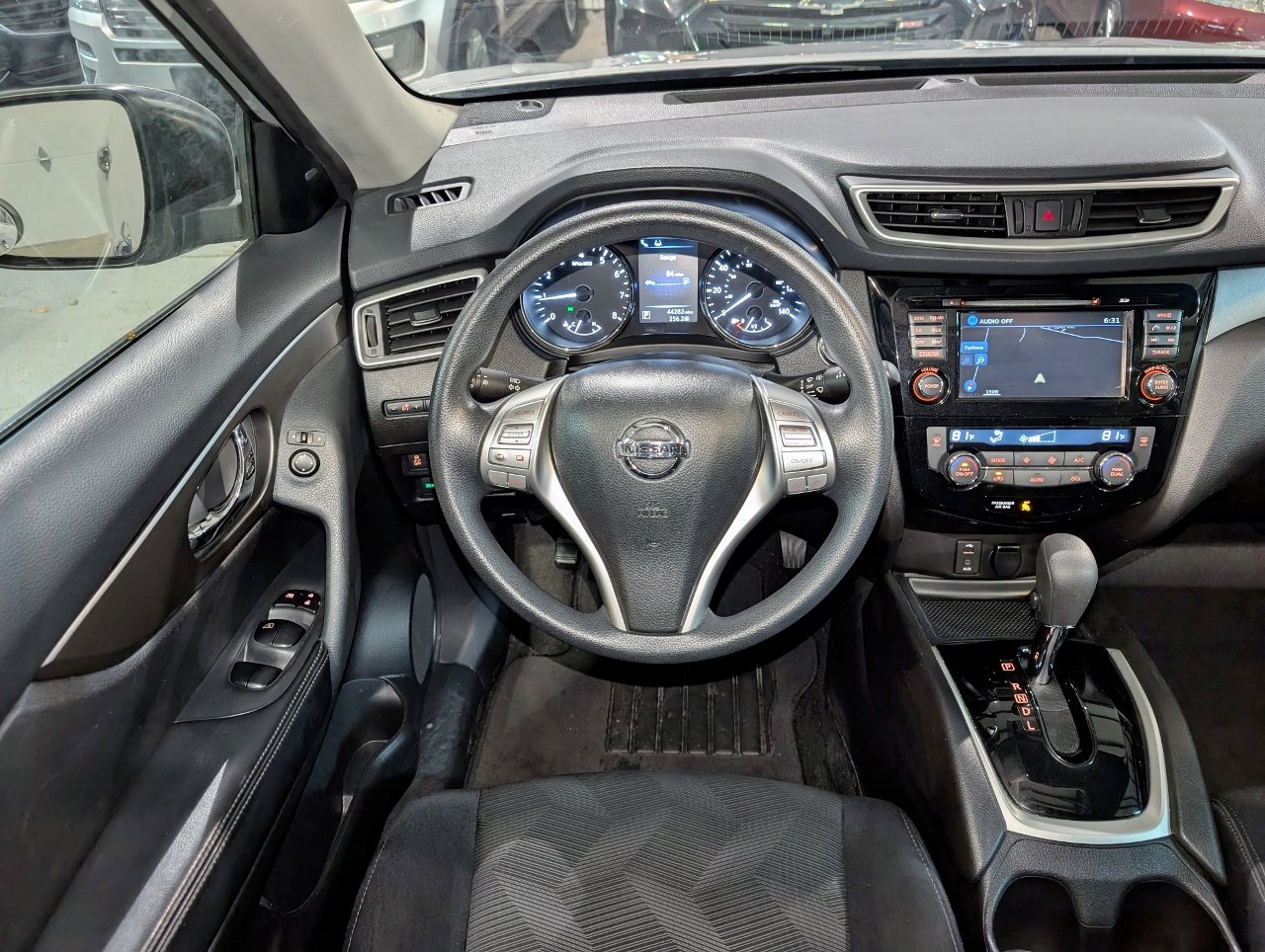 Used 2015 Nissan Rogue SV w/ SV Premium Package image 4