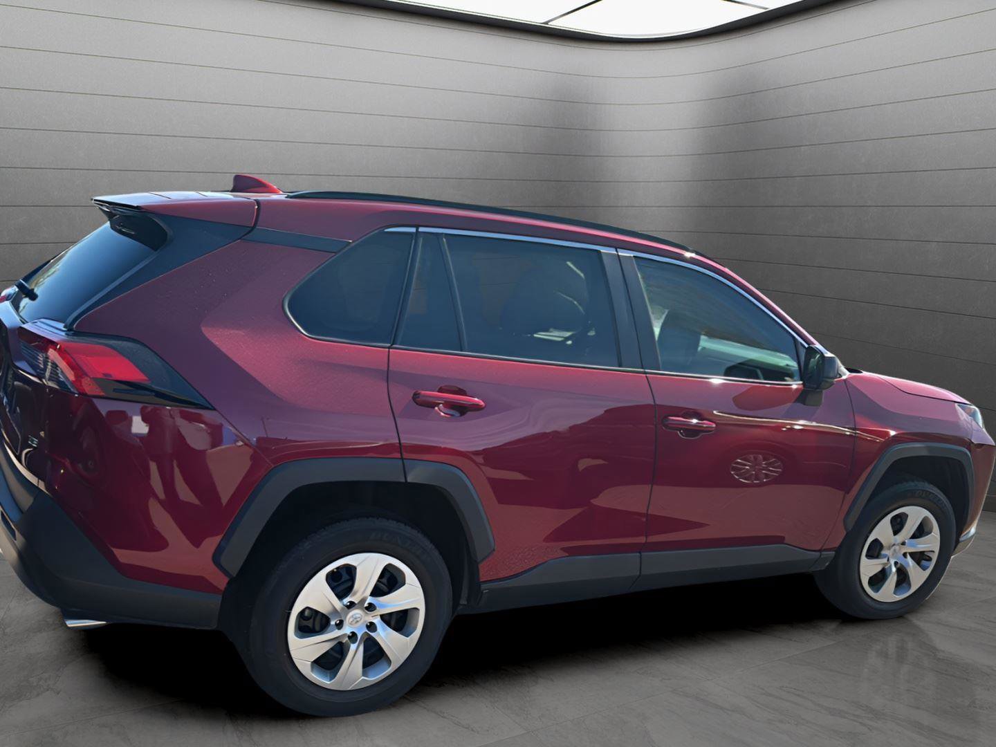 Used 2021 Toyota RAV4 LE image 12