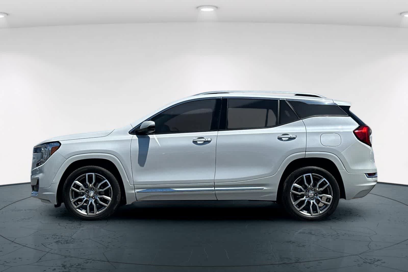Used 2022 GMC Terrain Denali w/ Denali Premium Package AWD/4WD image 9