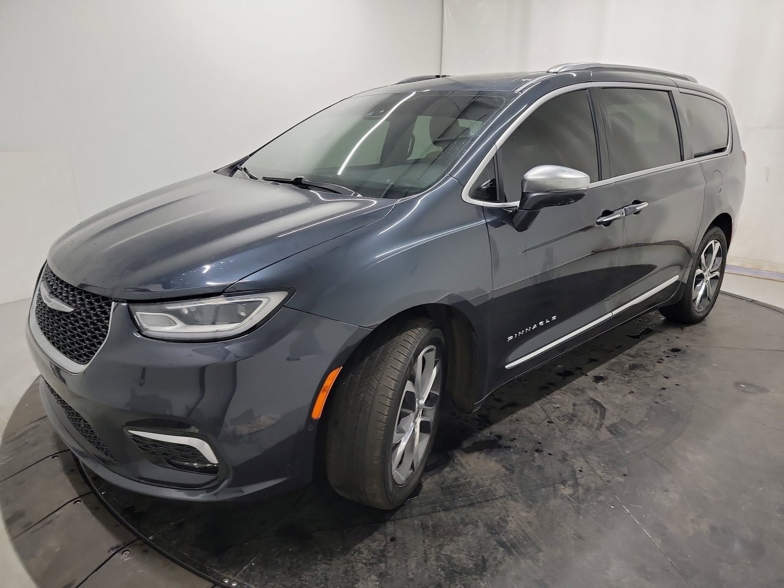Used 2021 Chrysler Pacifica Pinnacle image 3