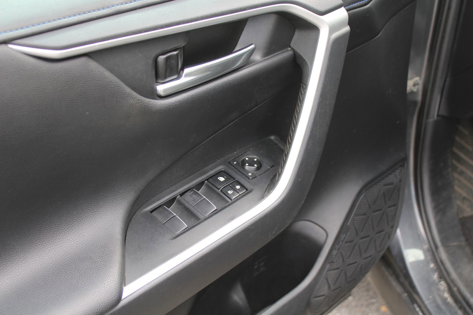 Used 2019 Toyota RAV4 XSE w/ XSE Weather Package image 19