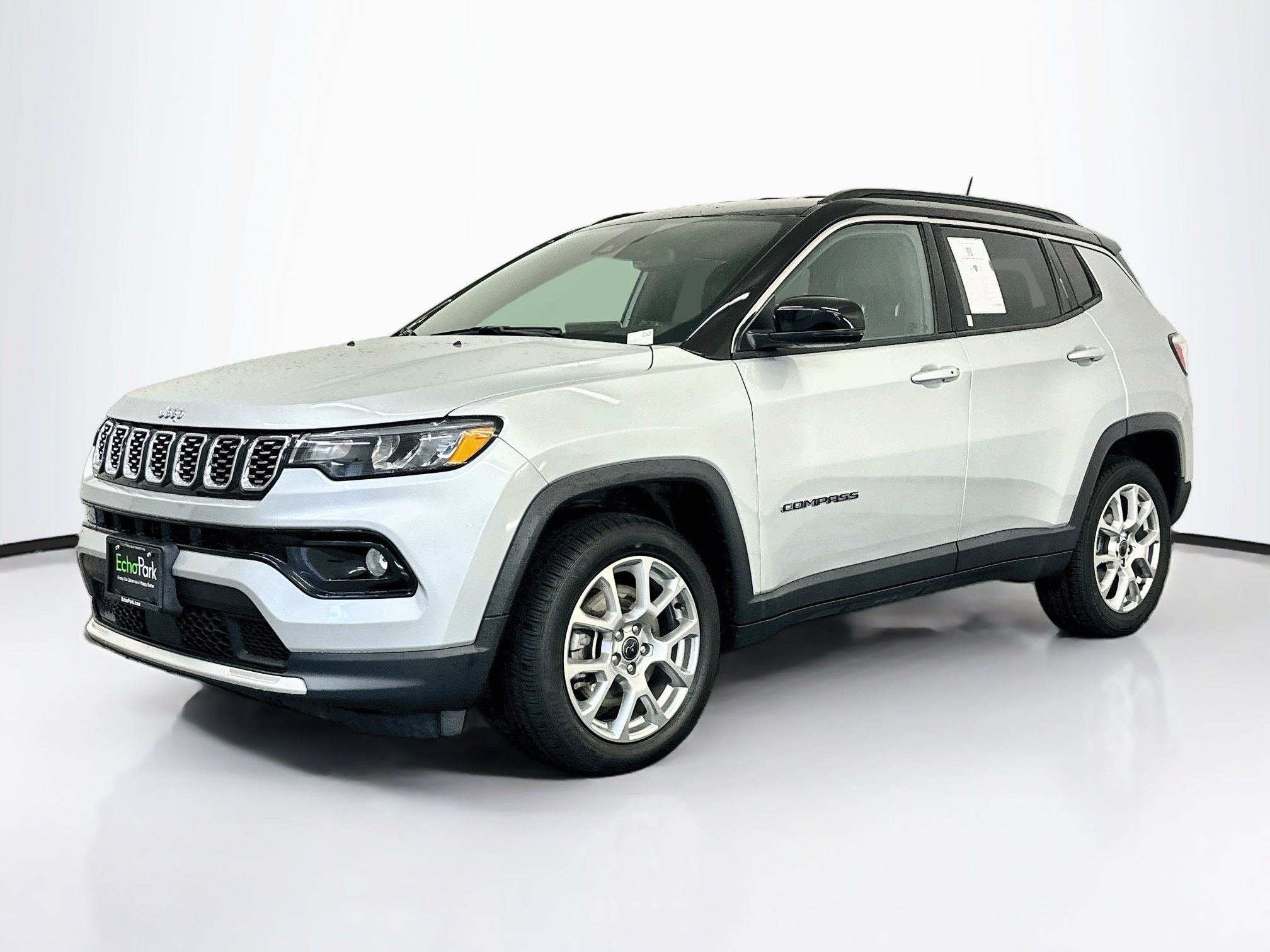 Used 2025 Jeep Compass Limited AWD/4WD image 3