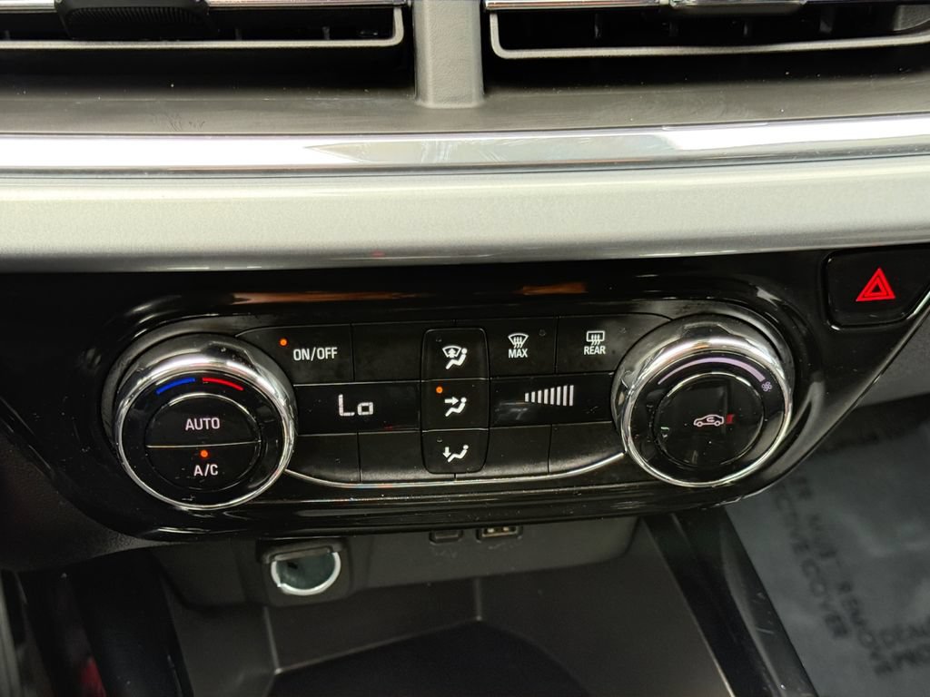 Used 2025 Chevrolet Trax LT FWD image 17