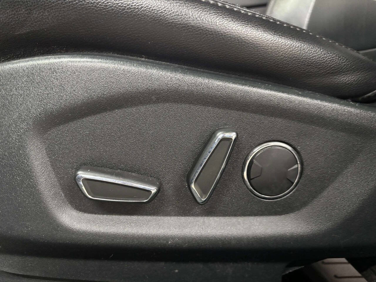 Used 2018 Ford Explorer XLT w/ Equipment Group 202A AWD/4WD image 13
