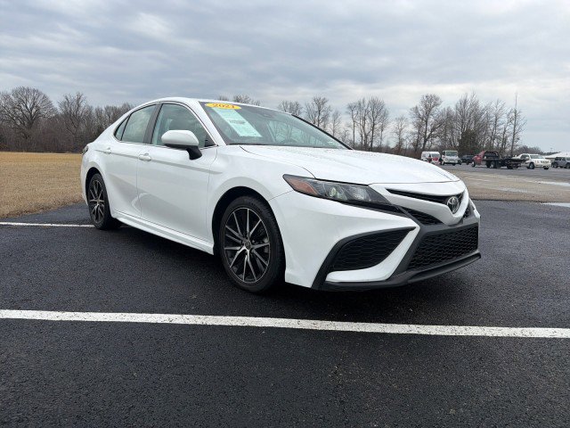 Used 2021 Toyota Camry SE image 3