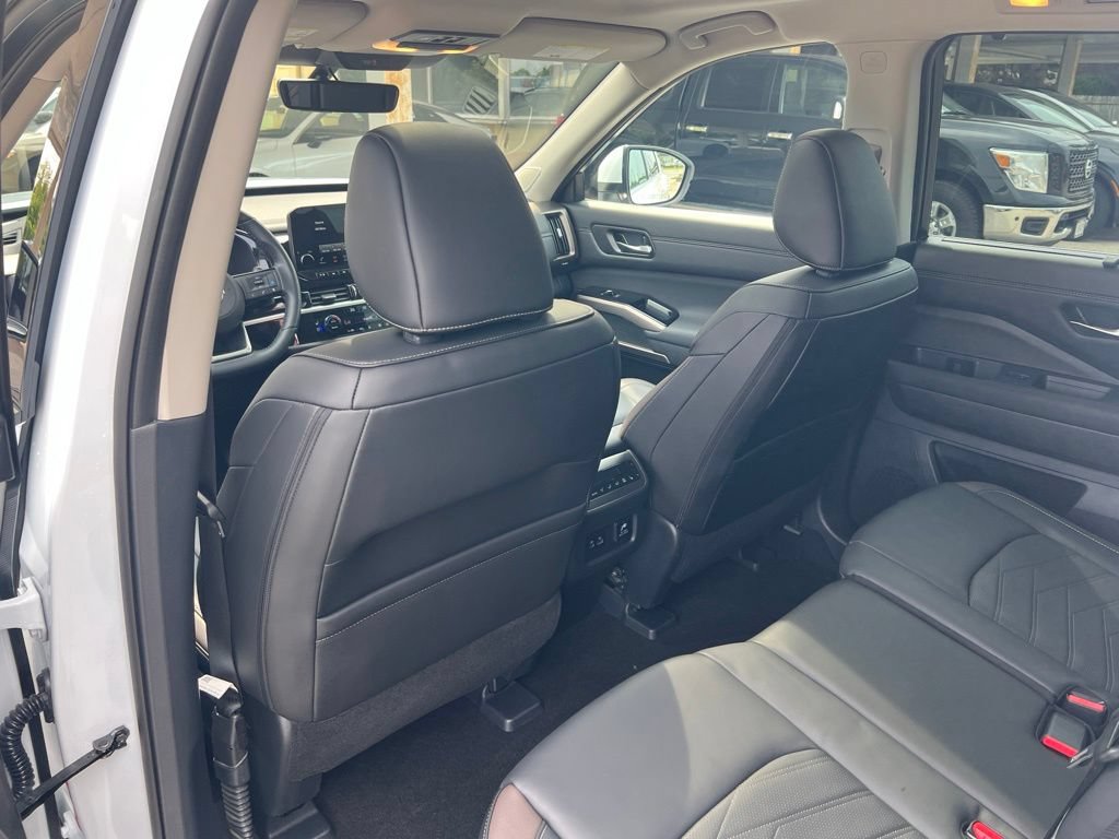 Certified 2025 Nissan Pathfinder Platinum w/ Cargo Package AWD/4WD image 11