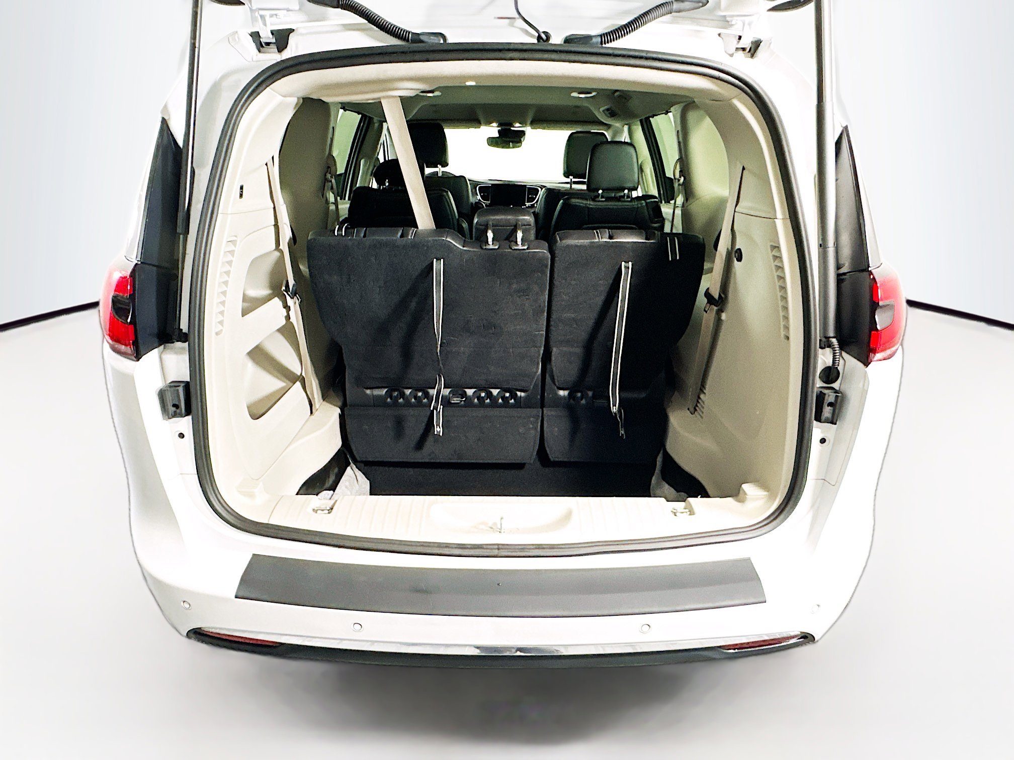 Used 2024 Chrysler Pacifica Touring-L image 28
