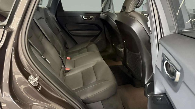 Used 2025 Volvo XC60 B5 Plus image 32