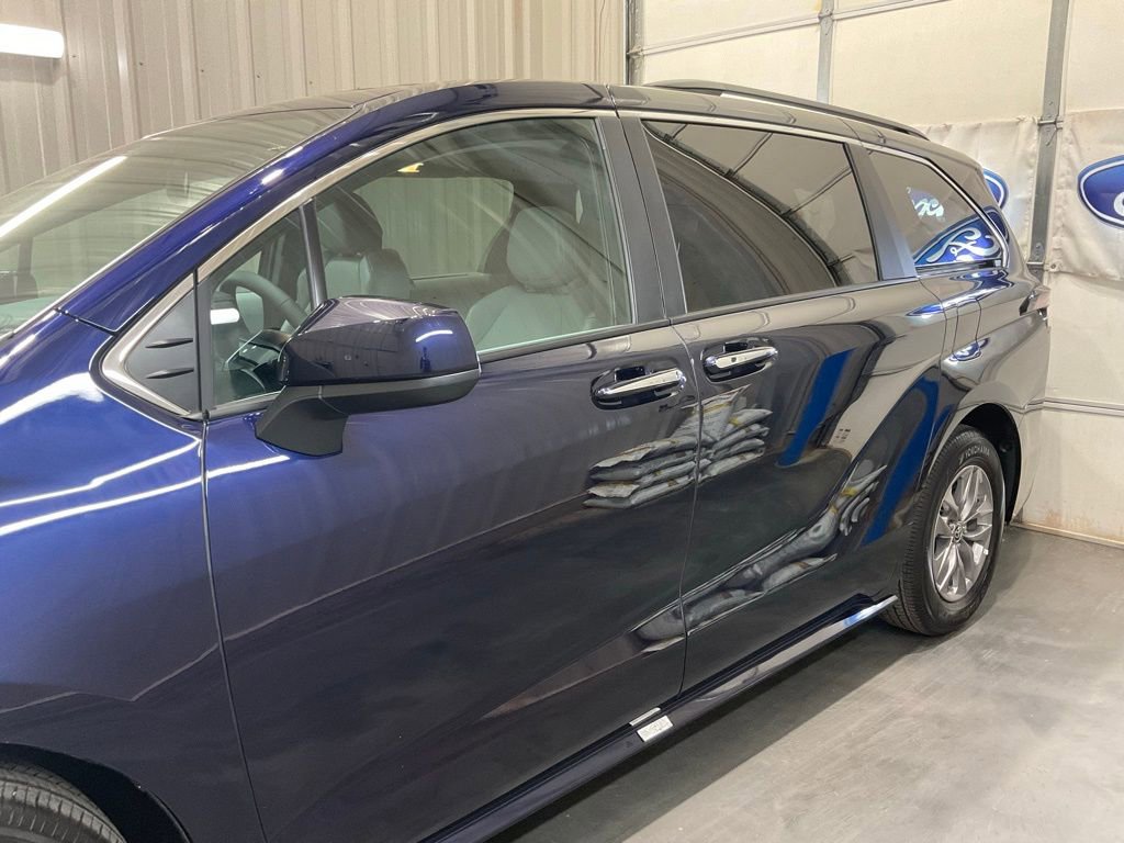 Used 2026 Toyota Sienna XLE image 5