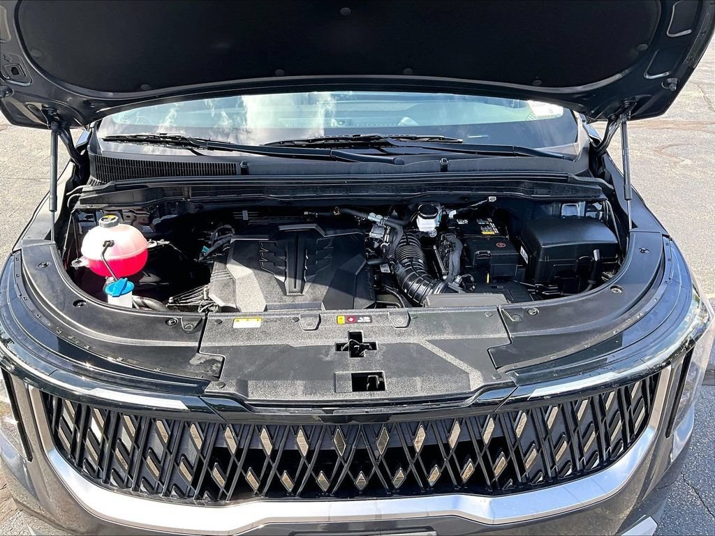 Used 2025 Kia Carnival FWD image 31