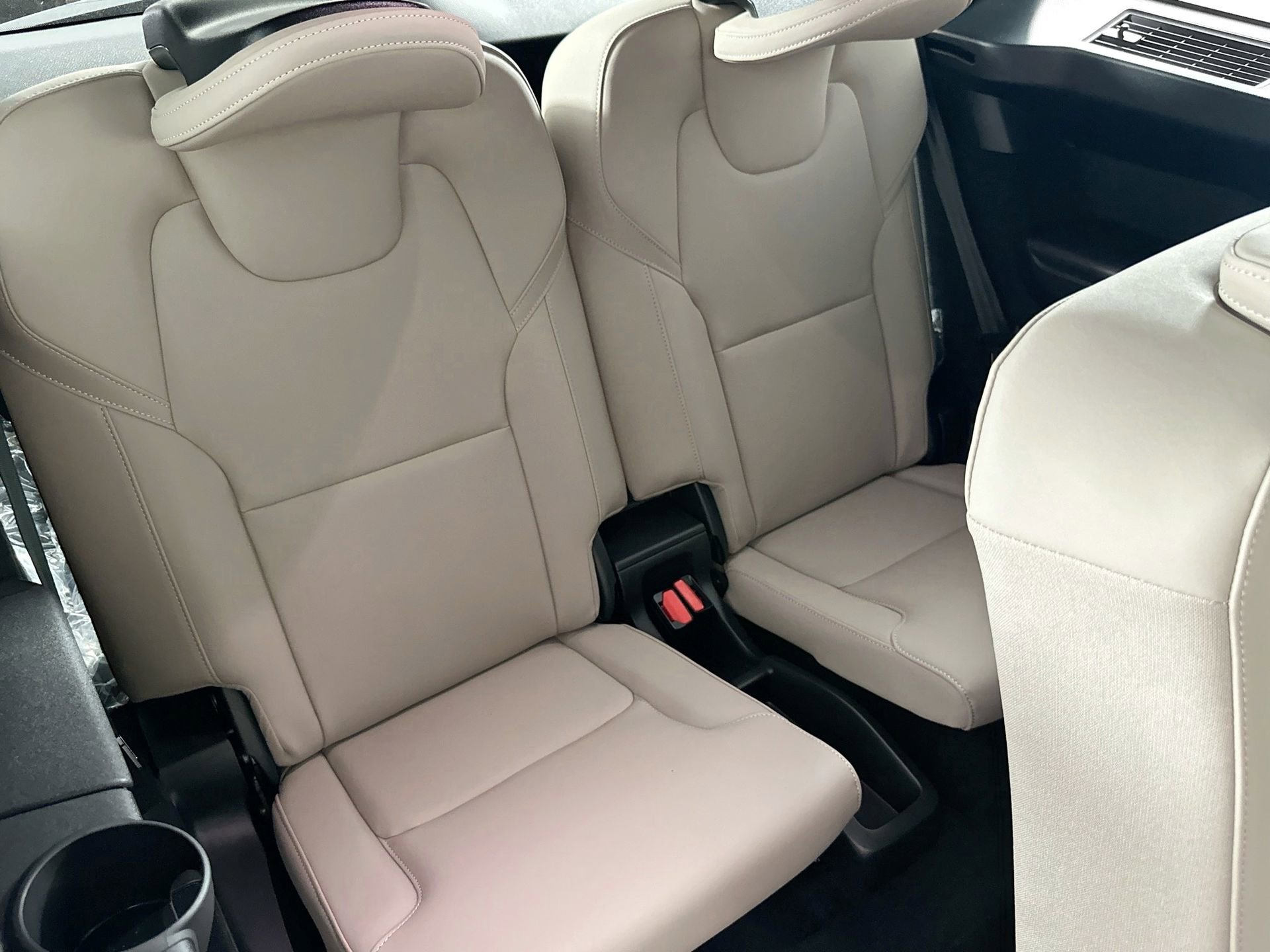 New 2026 Volvo XC90 B5 Plus w/ Protection Package Premier AWD/4WD image 29