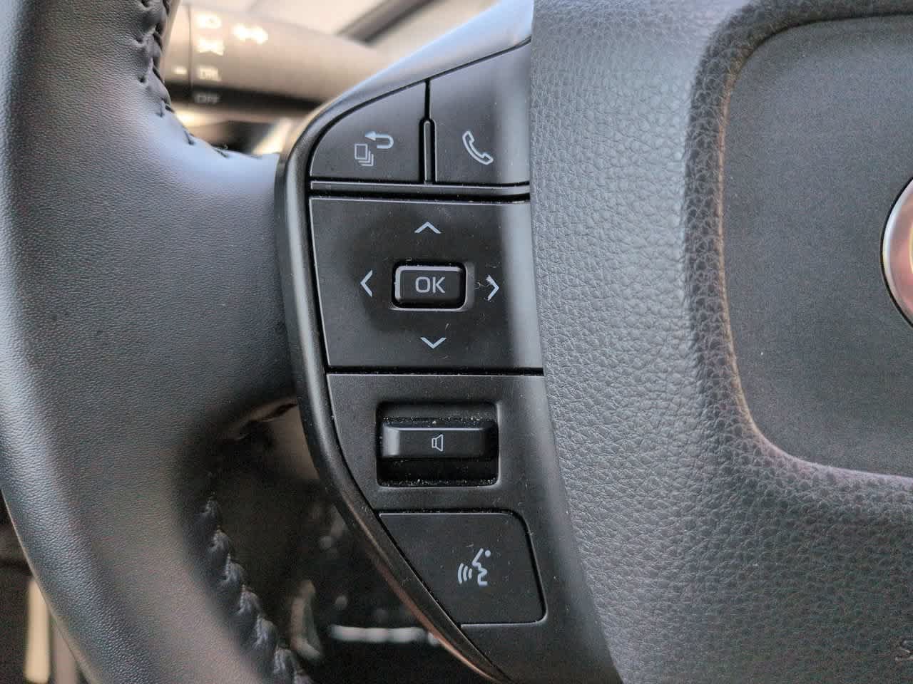 Certified 2025 Toyota Prius LE FWD image 22