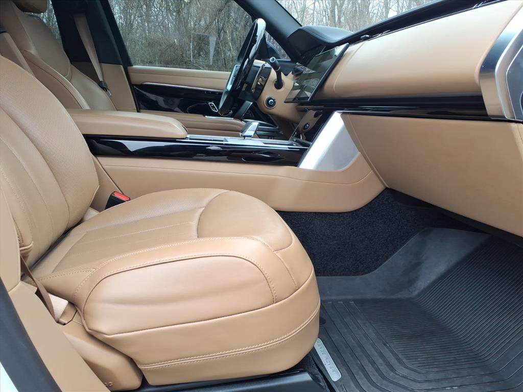 Certified 2024 Land Rover Range Rover SE image 3