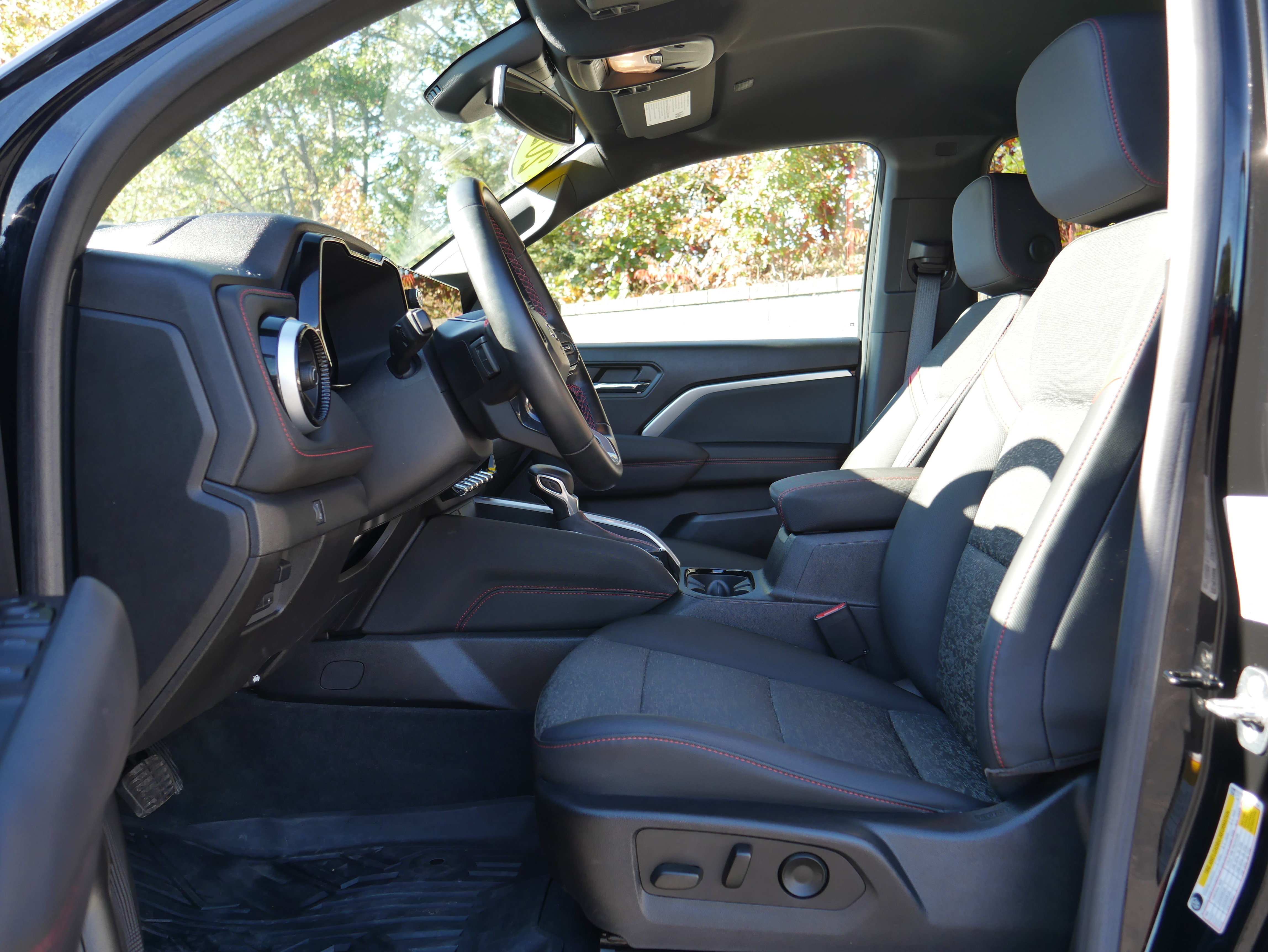 Used 2023 Chevrolet Colorado Z71 w/ Z71 Convenience Package 2 AWD/4WD image 13